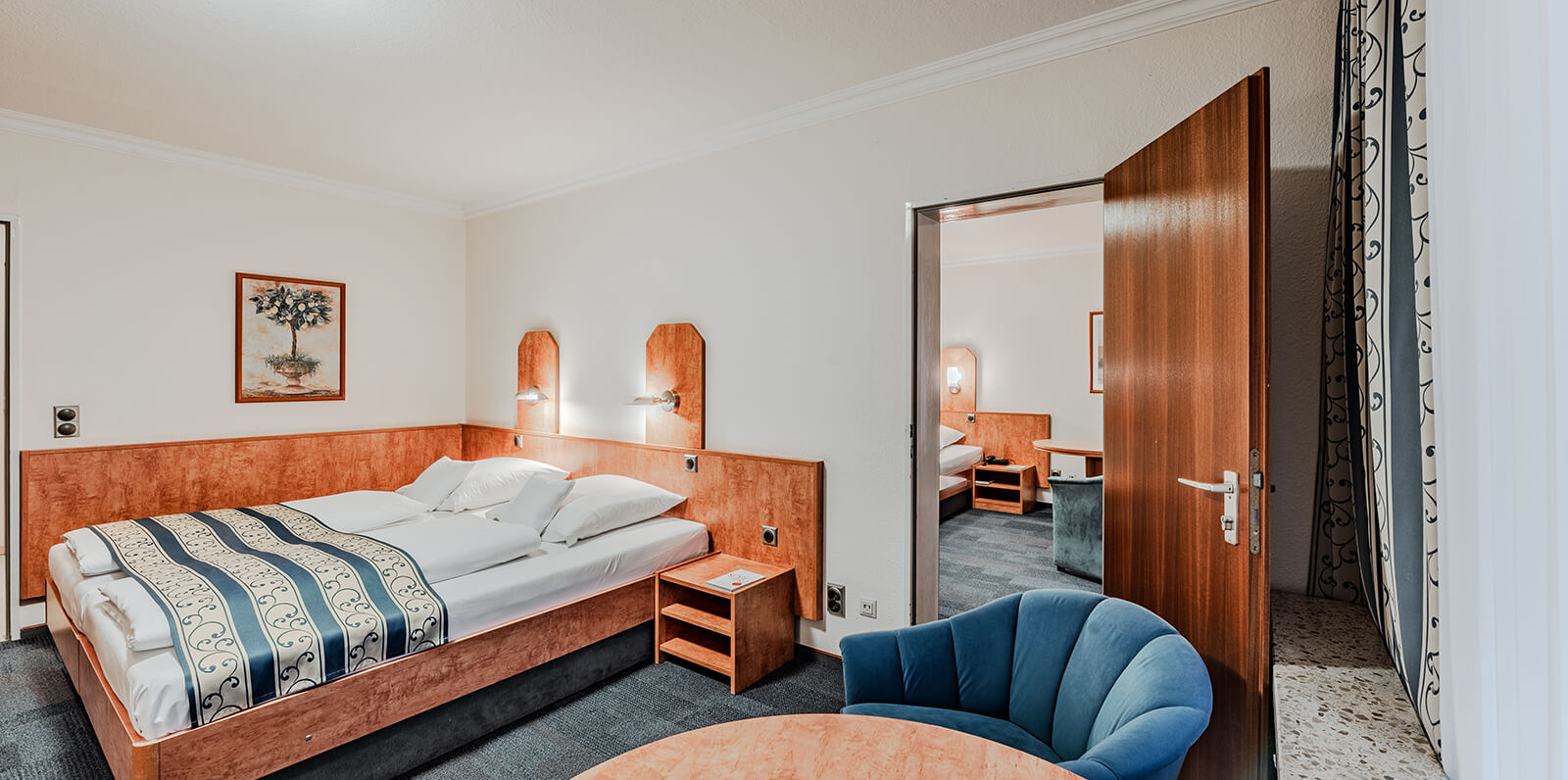 Familienzimmer mit Verbindungstur