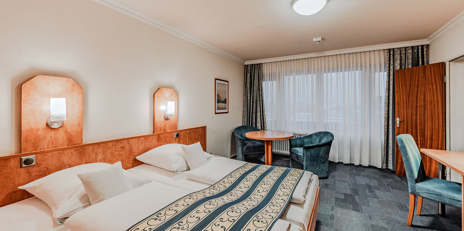 Familienzimmer mit Verbindungstur