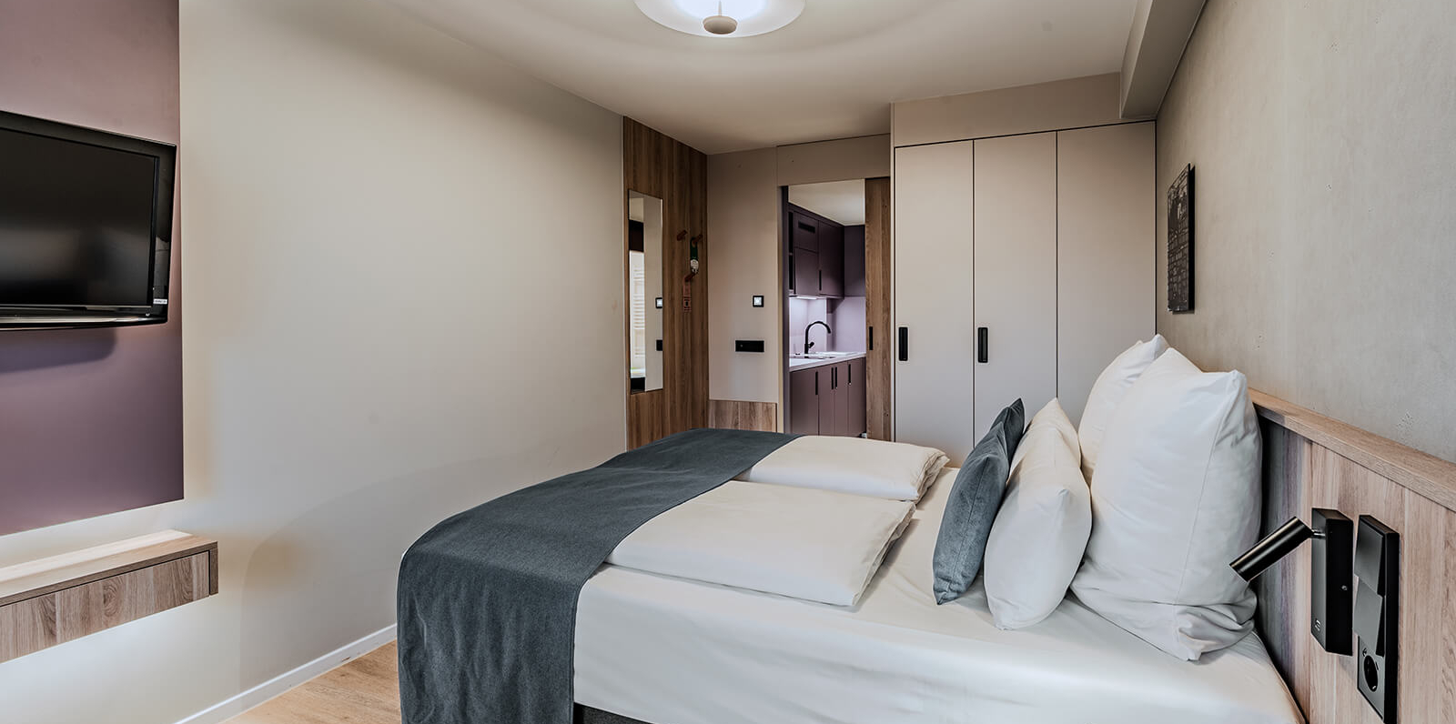 AH mit Queensize-Bett